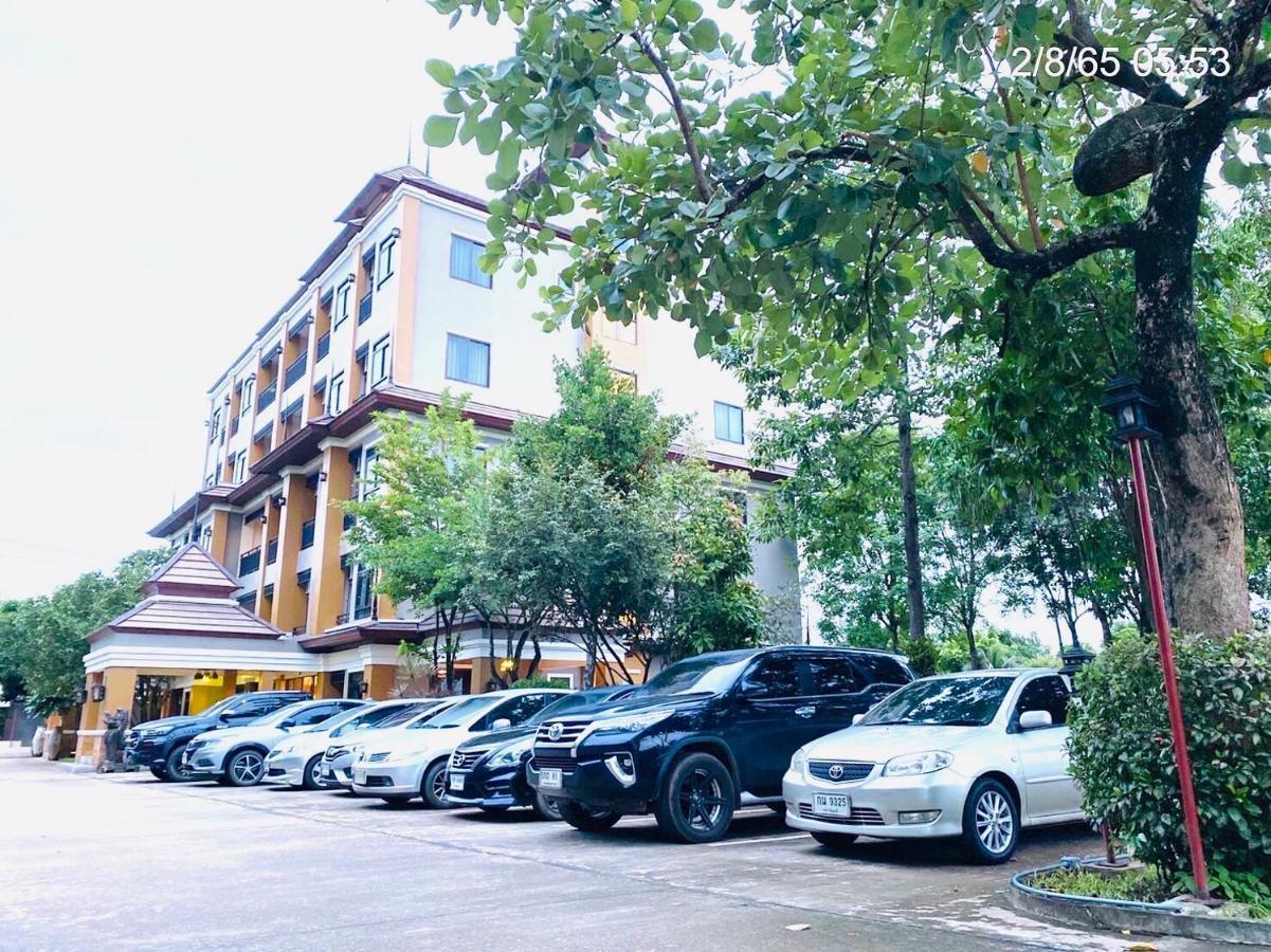 The Green Residence 304 Si Maha Phot Bagian luar foto